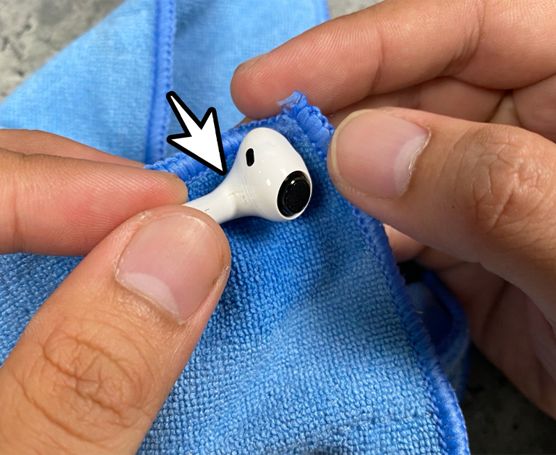 Nếu vô tình làm ướt, hãy dùng khăn lau khô AirPods của bạn